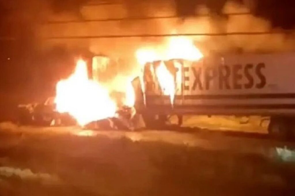 VIDEO Incendian vehículos y bloquean carretera de Zacatecas