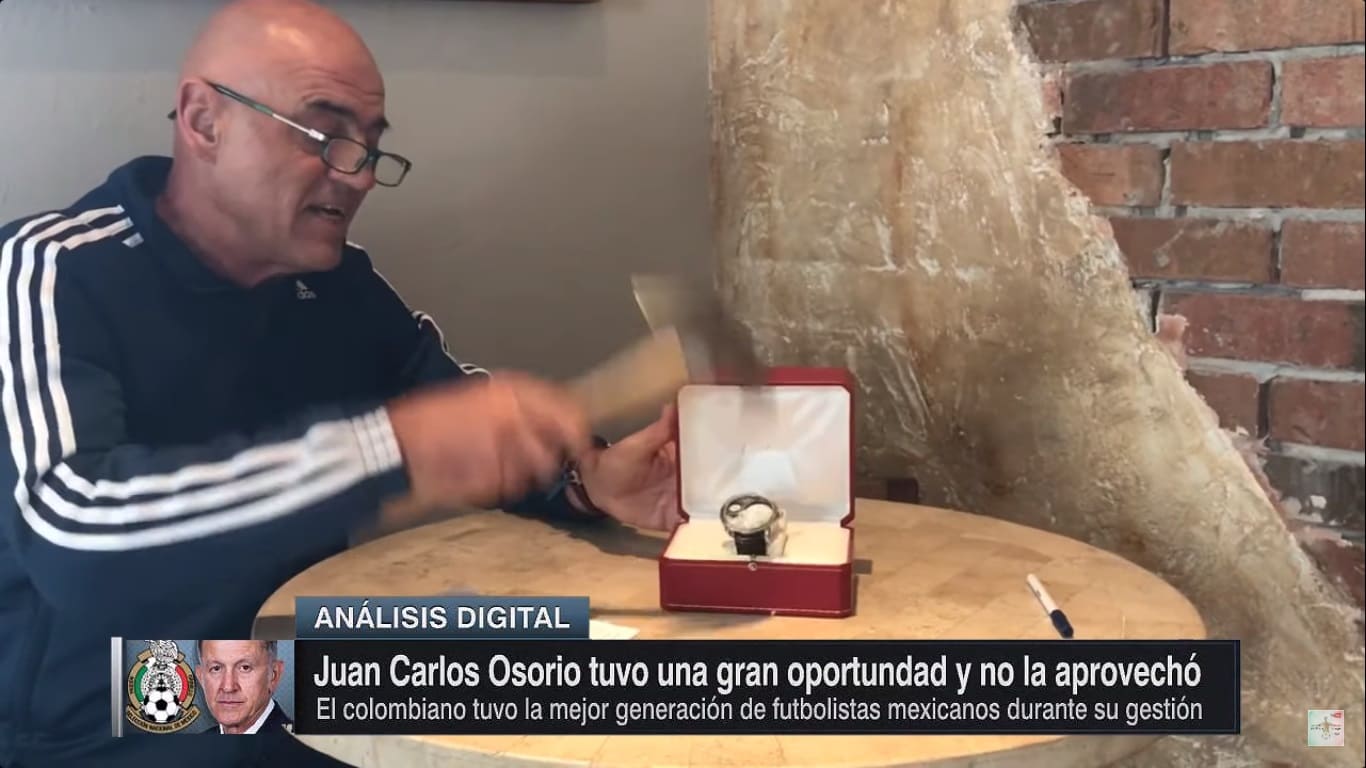 VIDEO: ¡Lo perdimos! Chelis rompe lujoso reloj para criticar a Juan Carlos Osorio 1 ELCHELIS 1