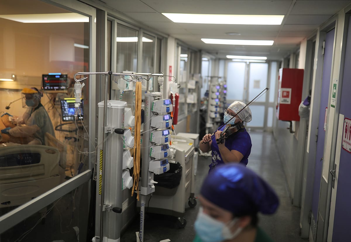 Enfermera violinista toca para pacientes covid-19 en Chile tras su jornada laboral 7 ENFERMERA VIOLINISTA