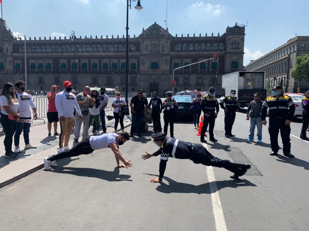 Físicoconstructivista y policía hacen competencia de lagartijas en Ciudad de México 1 FOTOGRAFIA DE LA JORNADA SOBRE POLICIA