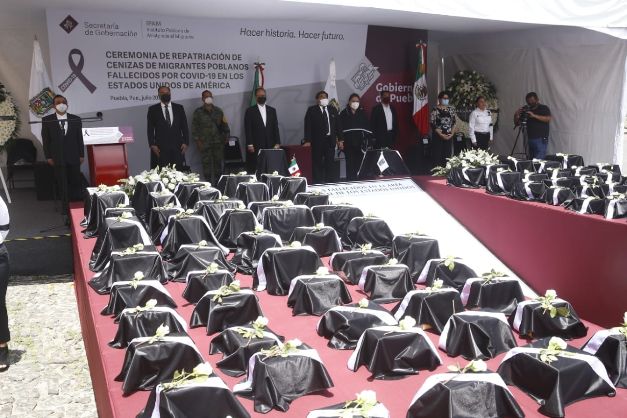 “Todo México le debe tanto a los migrantes”: MBH; entrega cenizas de 105 poblanos fallecidos en EE.UU. por COVID-19 1 MBH CEREMONIA ENTREGA DE CENIZAS 130720 5
