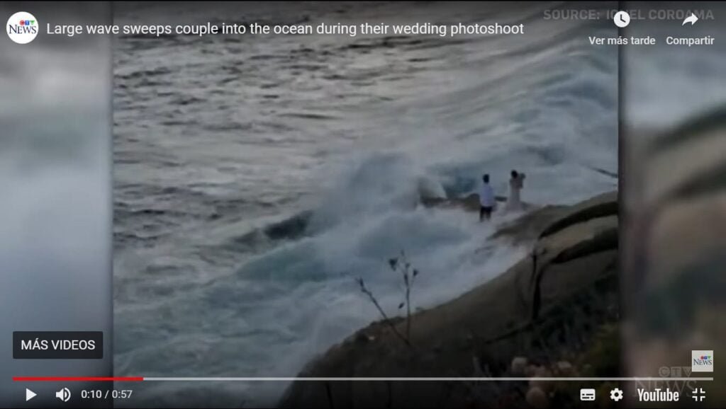 NOVIOS ARRASTRADOS POR EL MAR