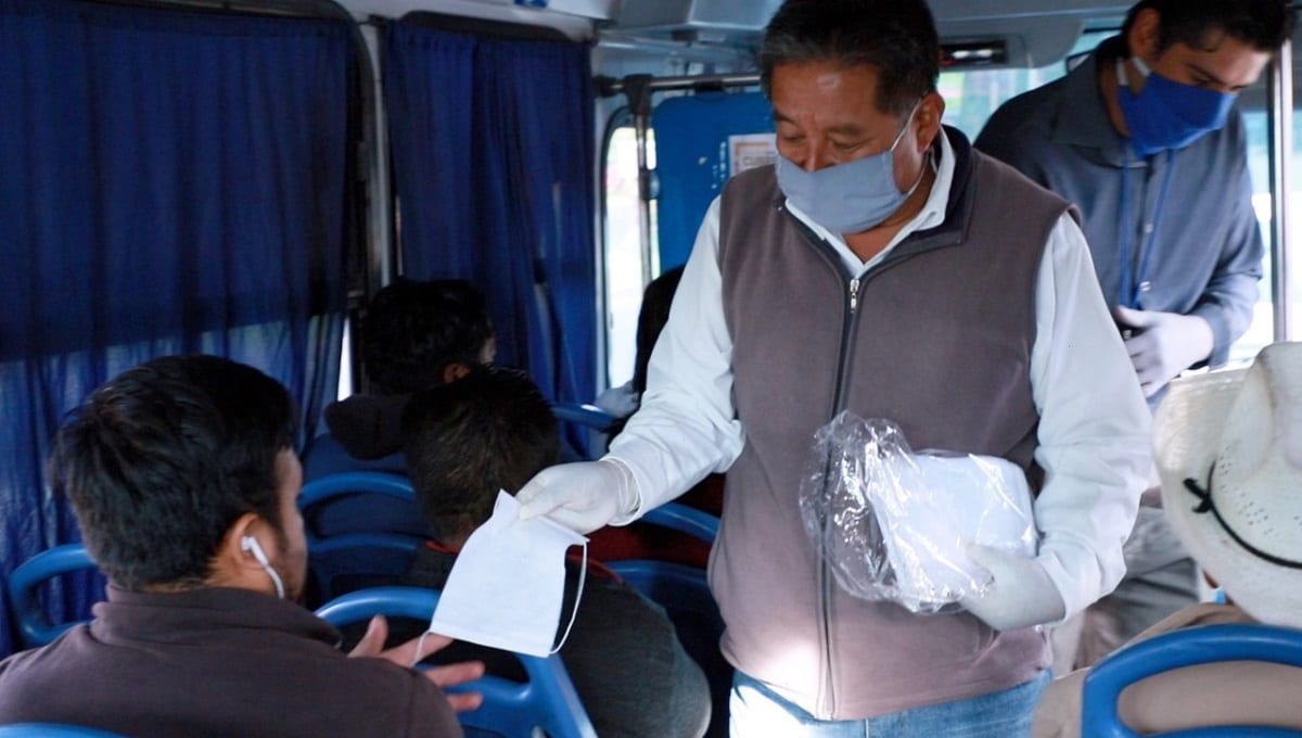 Gobierno estatal entrega 10 mil cubrebocas a usuarios del transporte público en Puebla 4 SMT 5 4