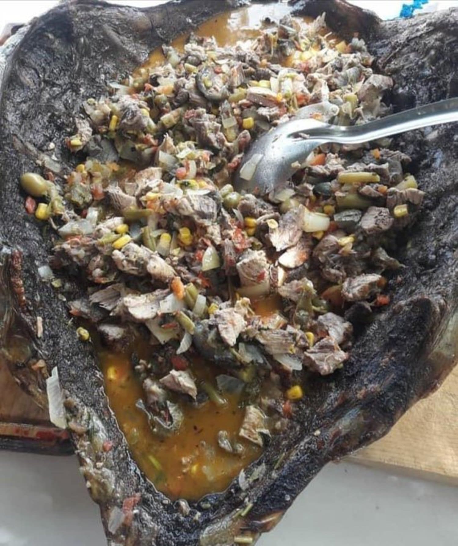 Regidora de Comondú presume comida servida en caparazón de tortuga; la nombran #LadyCaguama 5 TORTUGA REGIDORA 1
