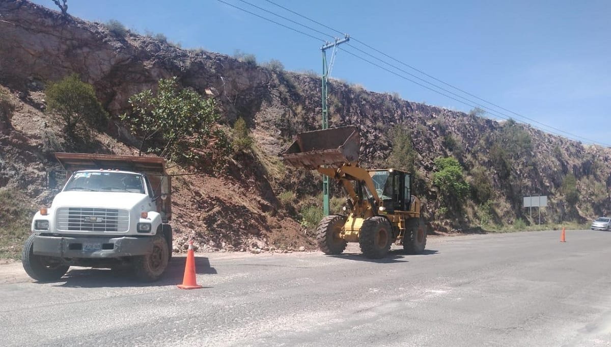Atiende Secretaría de Infraestructura derrumbes en Periférico Ecológico 1 WhatsApp Image 2020 07 03 at 11.06.24 1