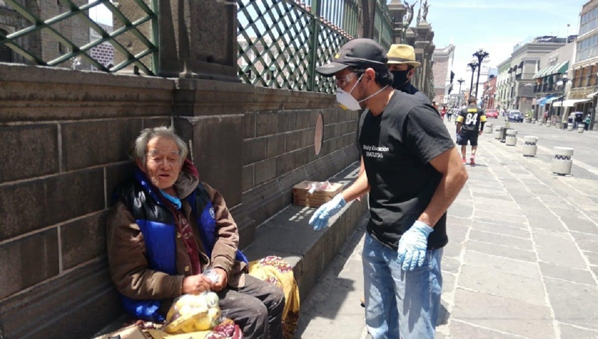VIDEO: Activista continúa regalando comida en el Centro de Puebla a personas que lo necesitan: “tengan fe” 5 activista1