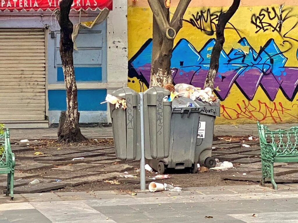 ambulantes dejan basura en centro historico