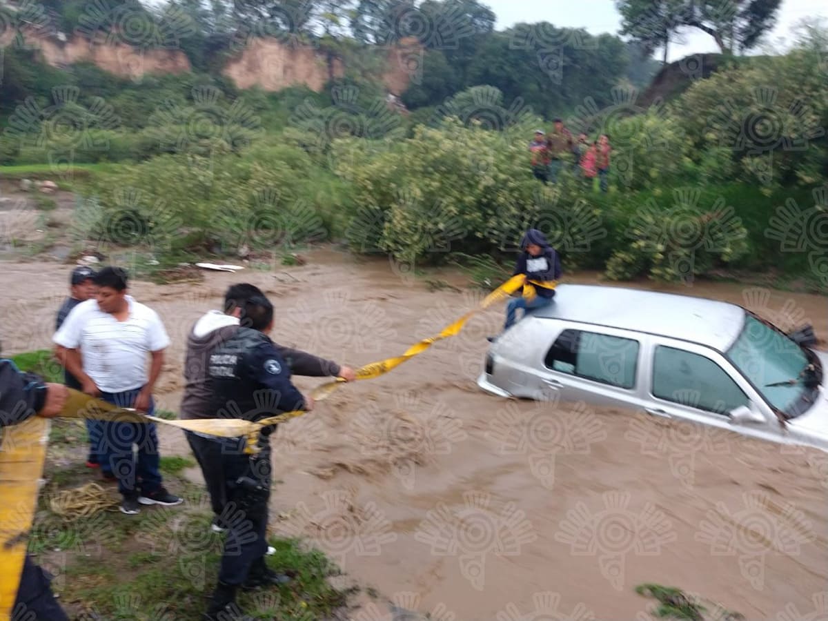 Intentaban cruzar un río en su auto y se los lleva la corriente en Xonacatepec 1 automovil se va a rio en Xonacatepec 1