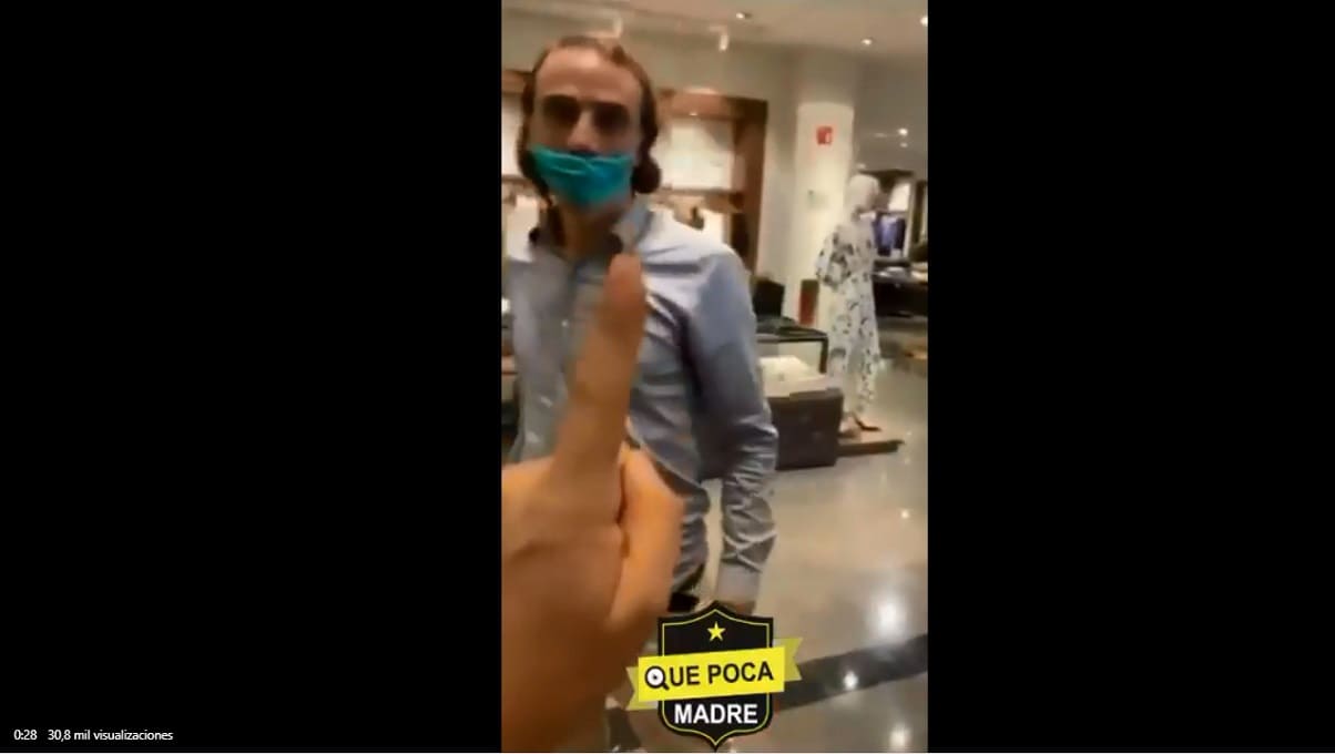 VIDEO: Pareja hace berrinche en un centro comercial porque les pidieron que se pusieran bien el cubrebocas 1 berrinches 1