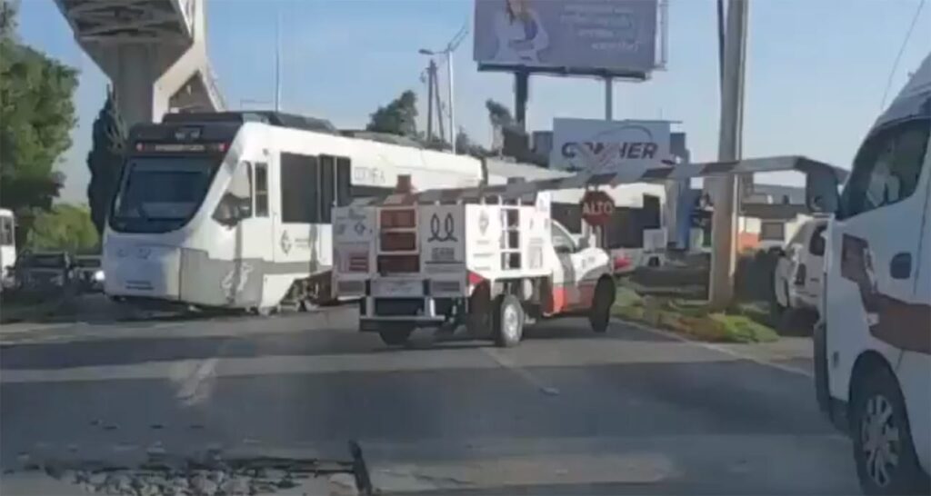 camioneta de gas choca contra pluma de tren turistico