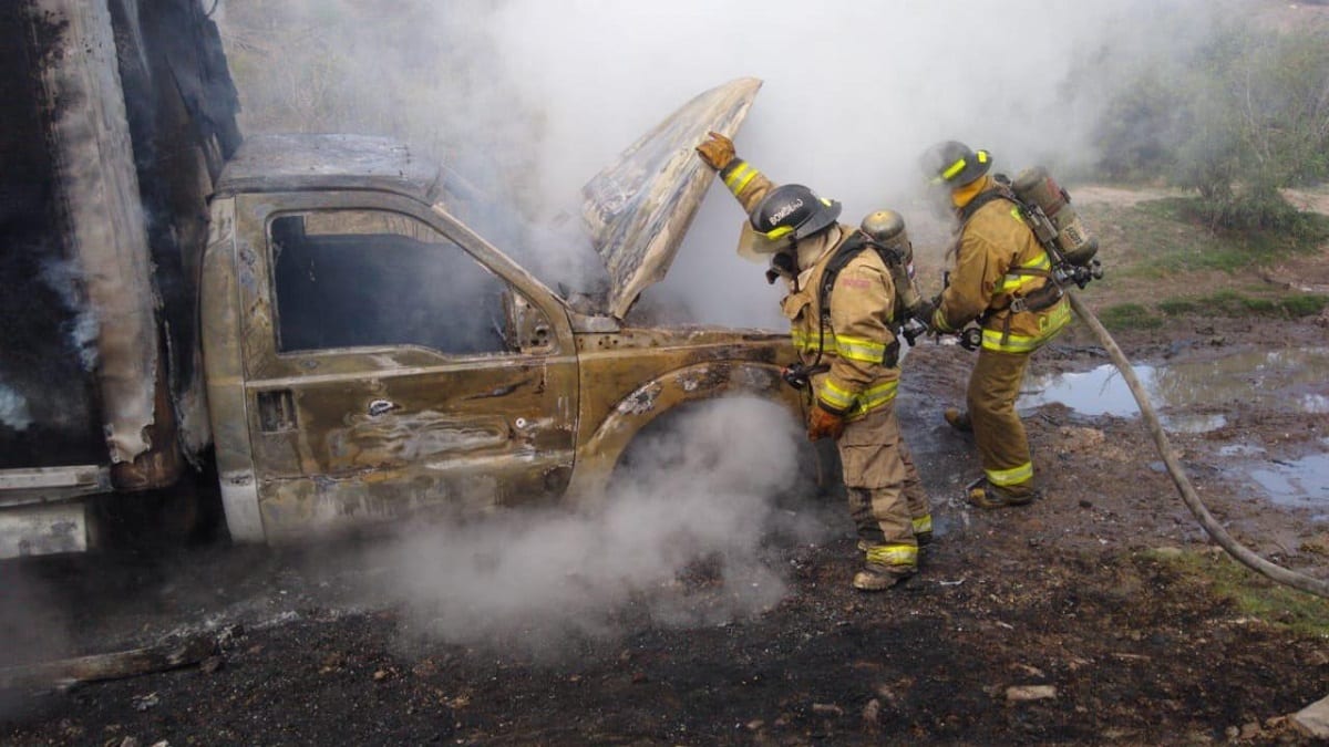 Roban camioneta de Alpura y le prenden fuego tras llevarse la mercancía en Los Héroes 3 camioneta