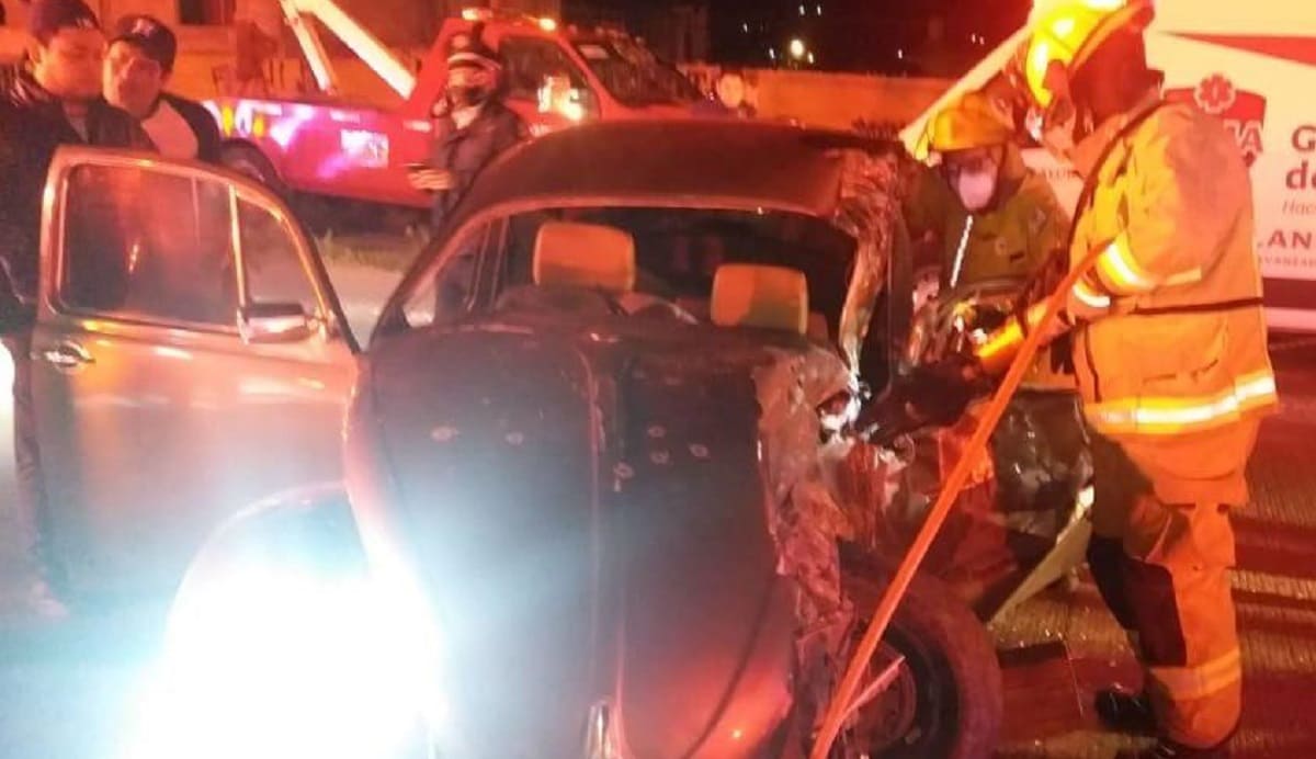 Conductor de un "bocho" muere prensado durante aparatoso choque en Amozoc 5 choque 1
