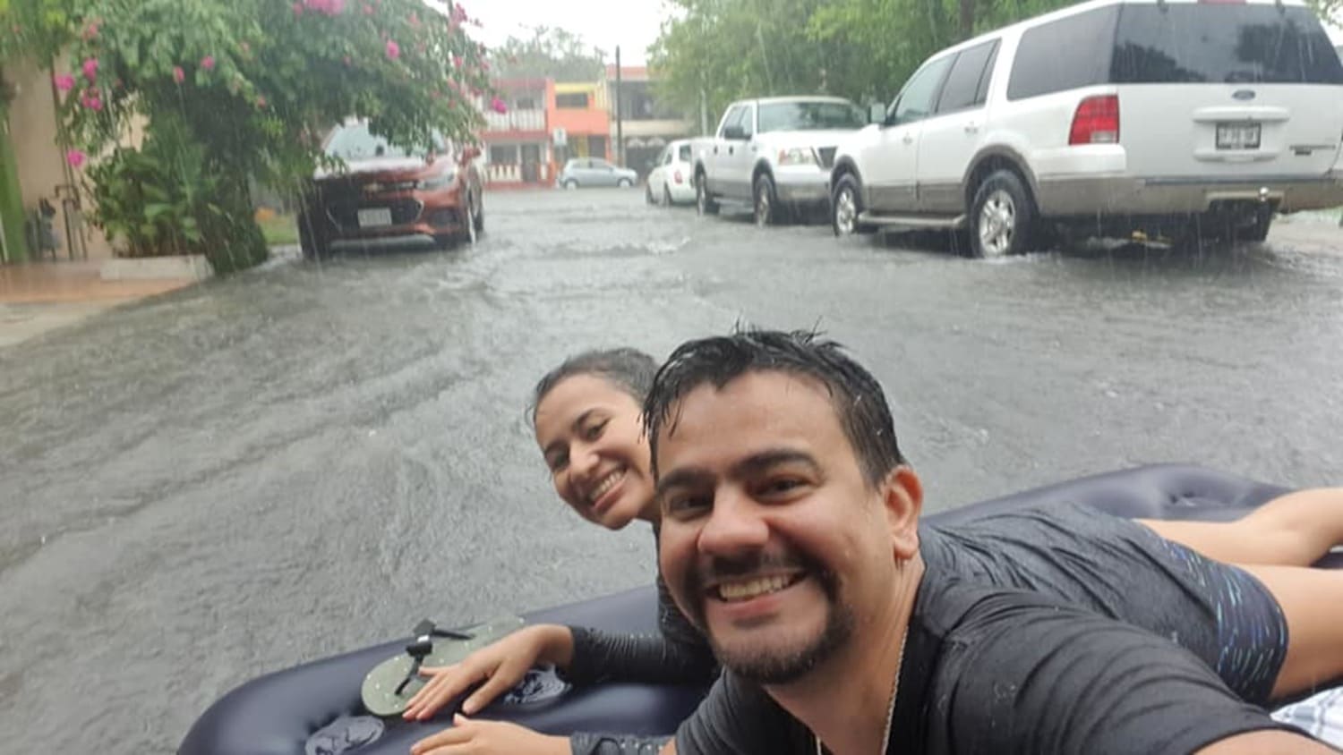 VIDEO: Pareja navega en colchón inflable por las calles de Apocada durante los efectos del huracán Hanna 1 colchon