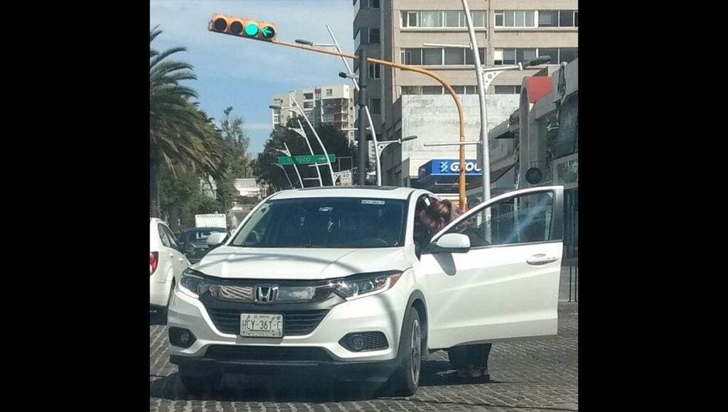 conductor se mete en sentido contrario en la avenida juarez