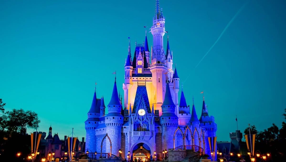 Florida reporta más de 15 mil casos nuevos de COVID, tras apertura de Disney y manifestaciones 1 disn 1