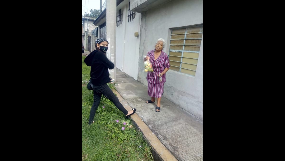 Doctor de Puebla reparte despensas, pese a que su papá y abuelita se contagiaron de COVID 1 doctor regala despensas a personas vulnerables