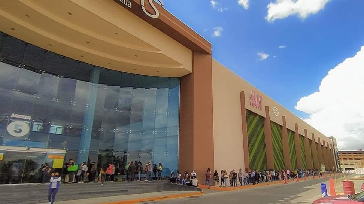 FOTO: Hacen fila para entrar a Galerías Pachuca a un día de que Hidalgo vuelva al semáforo rojo 1 galerias pachuca 1