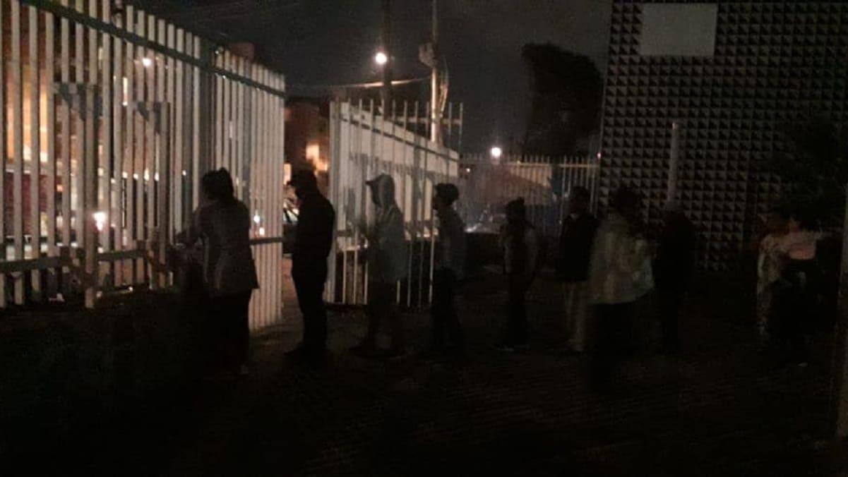 Vecinos de San Bartolo llevan comida a familiares del Hospital del Sur 3 hospital 1