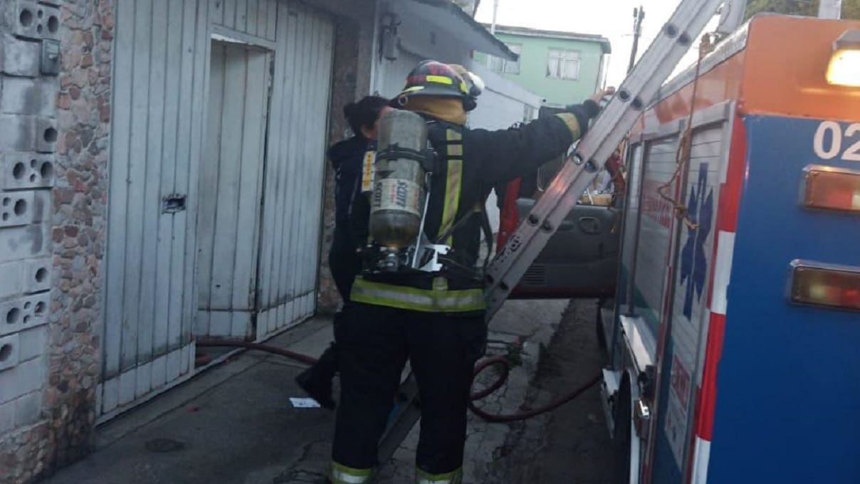 Rescatan a Hilda de 69 años y a su nieto de un incendio en Puebla; el niño resultó herido 3 incendio 1