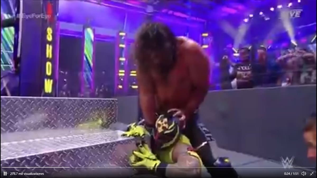 IMÁGENES FUERTES: Rey Misterio pierde un ojo durante una pelea y su contrincante vomita al verlo 1 rey misterio 1