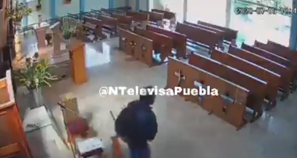 sujeto roba celular de iglesia en 30 segundos
