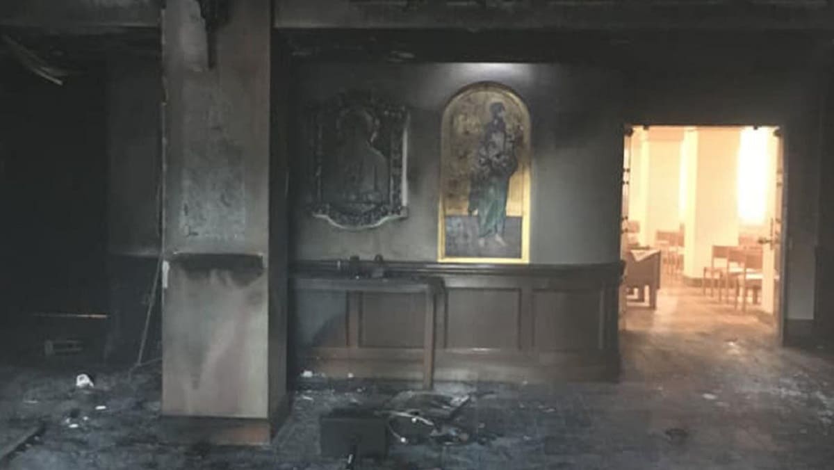 FOTOS: Un hombre incendia una iglesia mientras los feligreses estaban adentro 1 templo 1