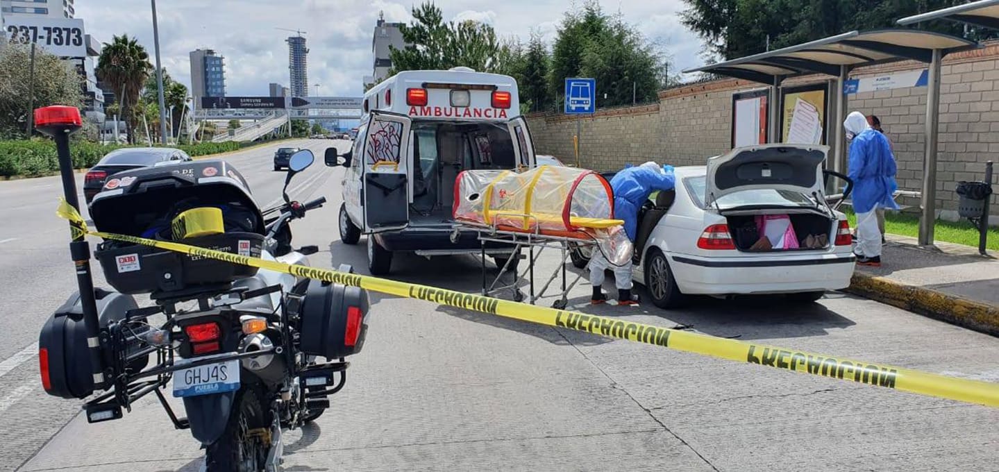 FOTOS: Paramédicos trasladan a automovilista con síntomas de COVID que circulaba en la Atlixcáyotl 1 trasladan a hombre de 31 anos al hospital por sintomas covid 1