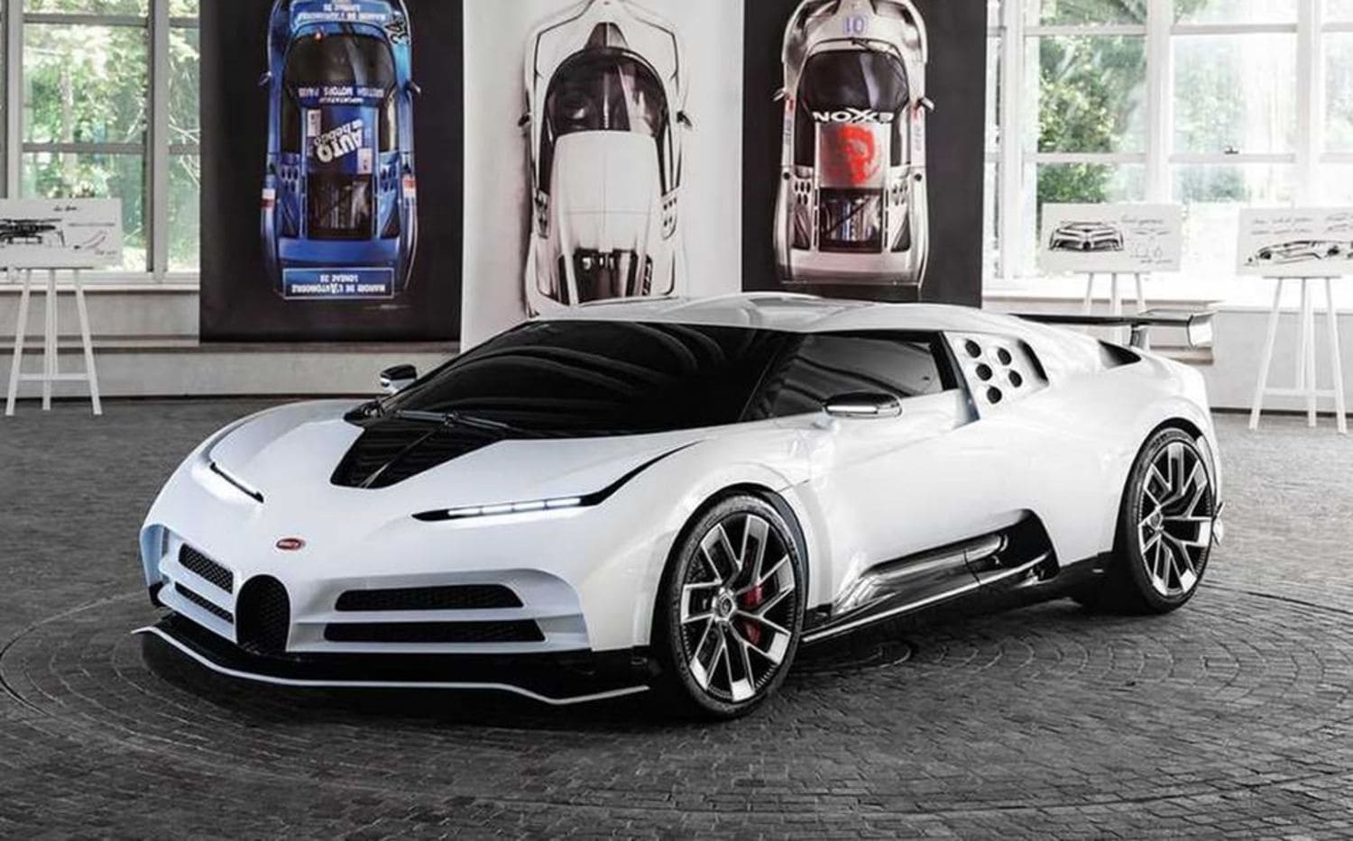 Ronaldo compra un Bugatti Centodieci por 8.5 millones de euros; tendrá los colores de Juventus 3 AUTO DE RONALDO