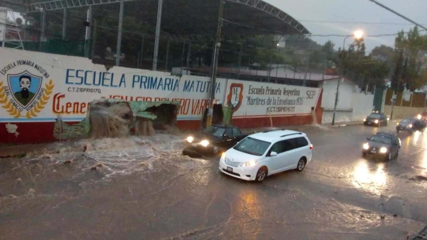 El Salvador, Amaluquilla, Clavijero y Totimehuacan, las colonias de Puebla afectadas por la lluvia 1 BARDA CAE POR LLUVIA