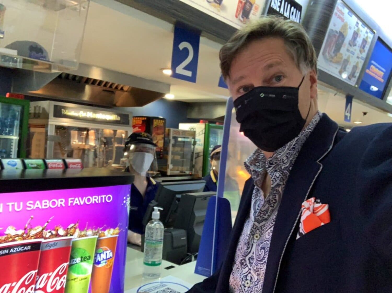 Embajador de Estados Unidos presume visita al cine en la CDMX 1 EMBAJADOR DE ESTADOS UNIDOS EN EL CINE 1