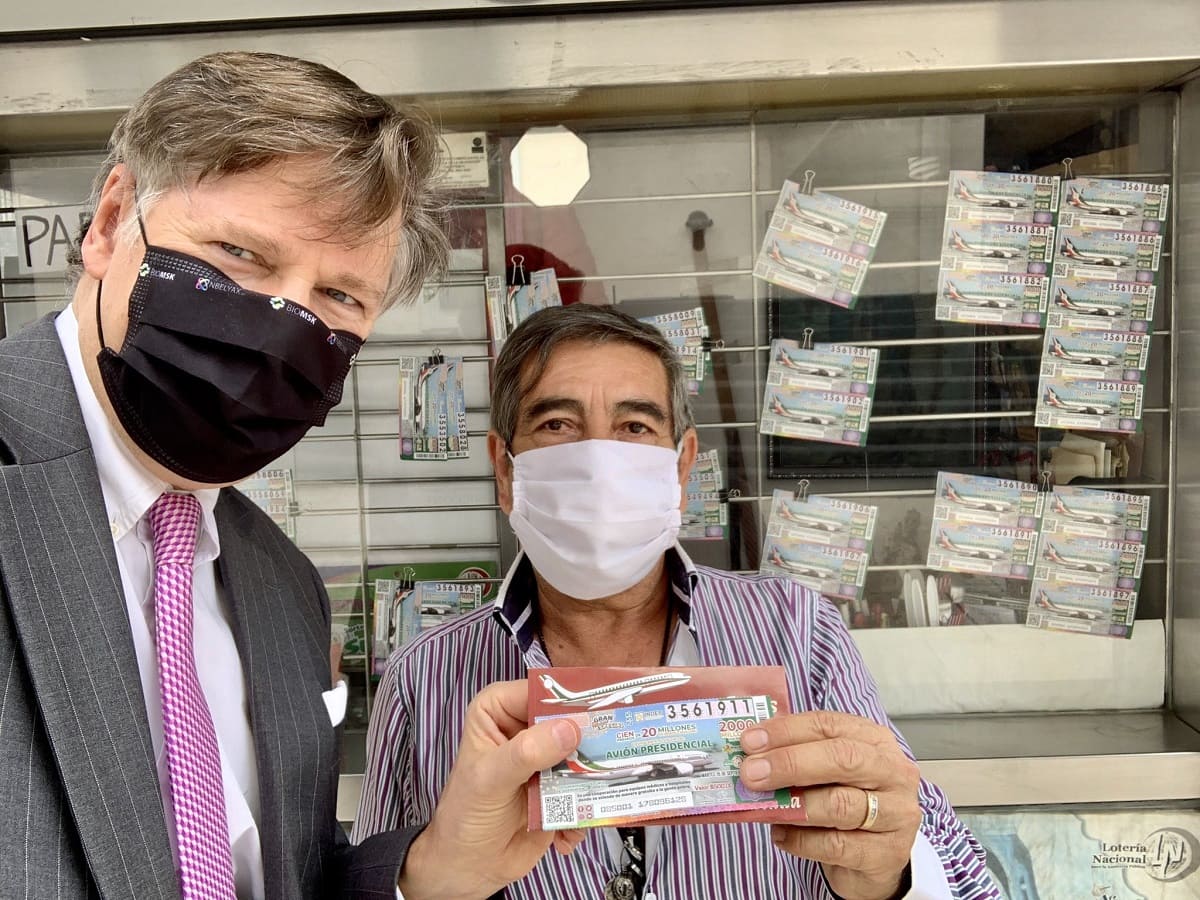 Embajador compra cachito del sorteo del Avión Presidencial 1 Enmabajador de Estados Unidoa avion presidencial