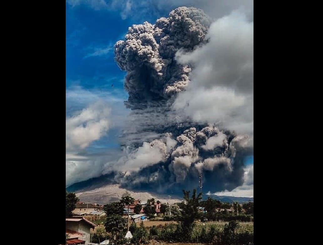 VIDEOS FOTOS Reportan erupci n del volc n Sinabung en  