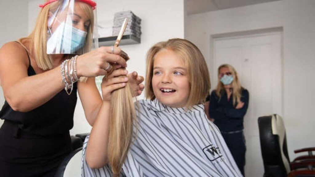 NINO CORTA SU CABELLO PARA DONARLO 1