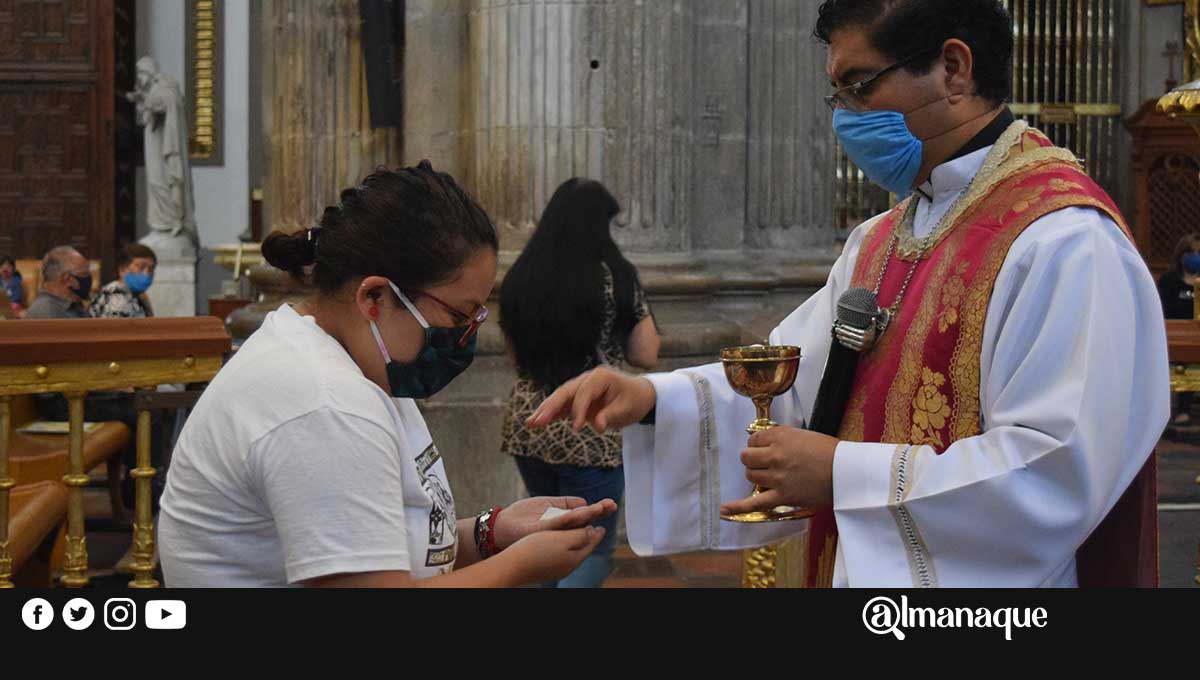 No más saludo de paz en las iglesias de Puebla; la hostia se las dan en la mano 11 PORTADA LAPAZ
