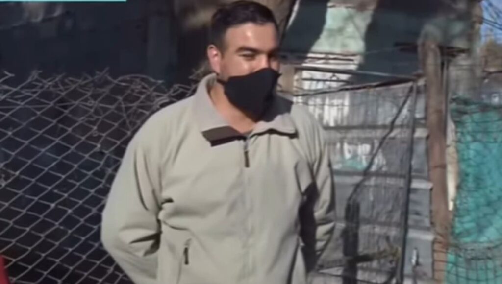 Padre albanil intercambia trabajo computadora 1