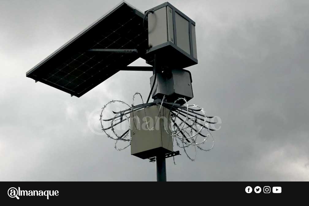 FOTOS: Colocan alambre de púas en las fotomultas para evitar que se las roben 7 Puas lampara portada