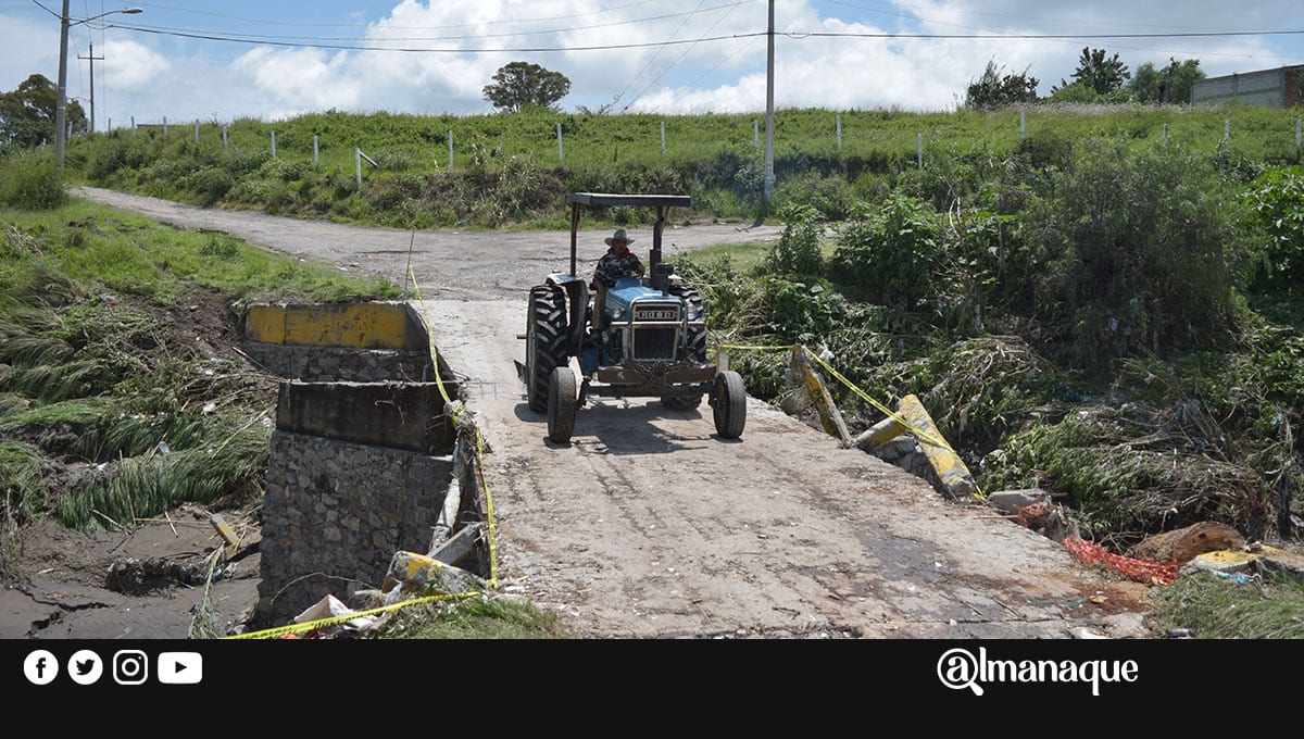 FOTOS: Puente de Totimehuacan luce dañado, siguen circulando unidades pesadas. 4 Puente de Totimehuacan