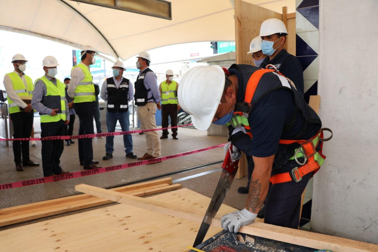 Inician trabajos de sustitución de las escaleras en el paradero de RUTA Juárez-Serdán 1 RUTA escaleras