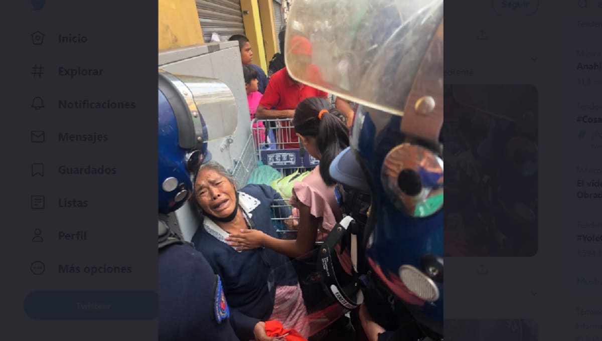 FOTOS: Policías de CDMX le quitan sus hierbas a una mujer de la tercera edad que vendía en la calle 1 abuso policial 1