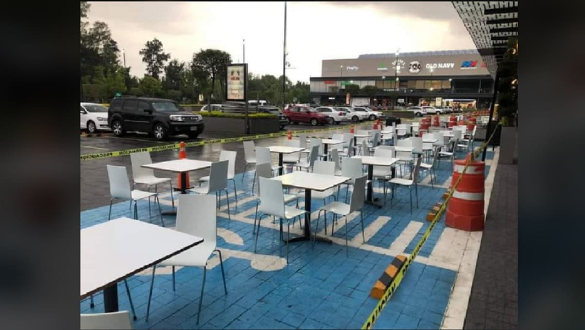 Colocan mesas en espacios para discapacitados en un Centro Comercial de la CDMX 1 acceso 1