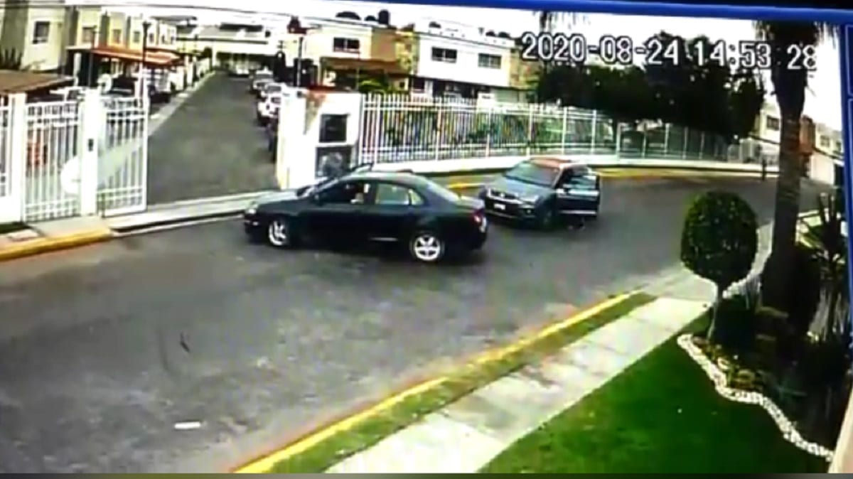 VIDEO: Así fue como sujetos armados asaltaron a residente de fraccionamiento atrás de Plaza San Diego 1 auto