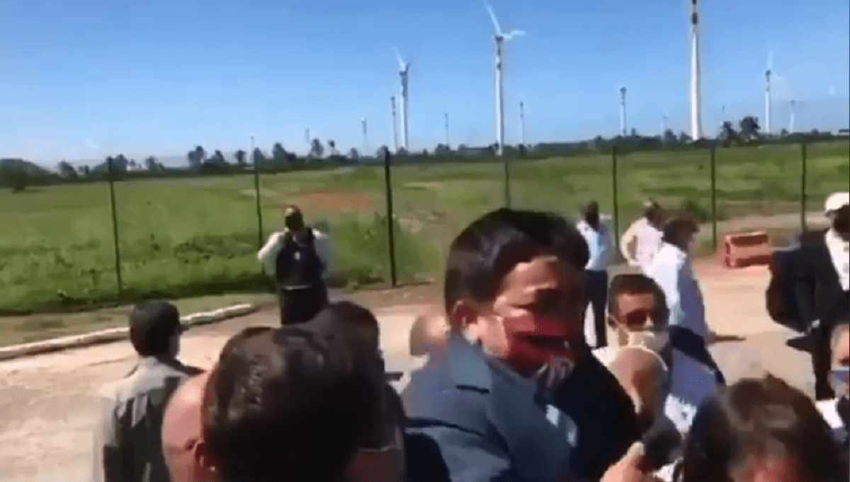 Epic Fail: Bolsonaro carga a una persona bajita que confundió con un niño 1 bolsonoro