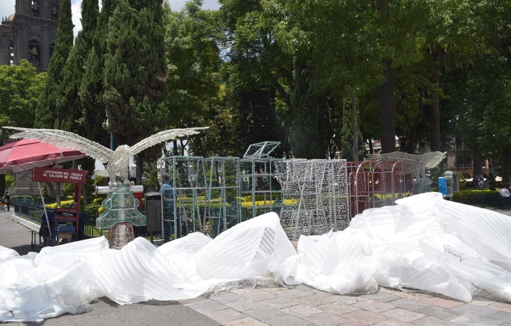 colocan adornos patrios en el centro 1