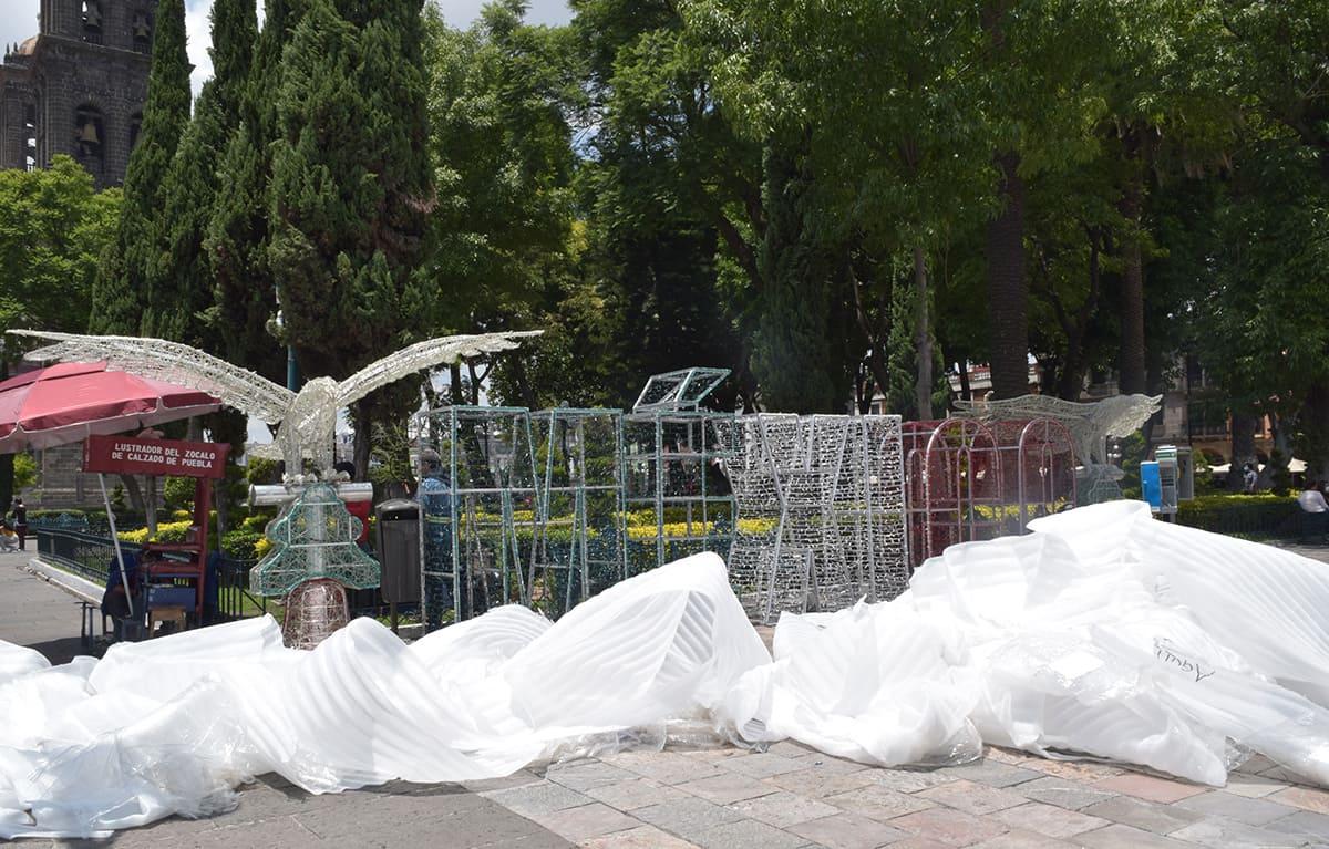 Ayuntamiento de Puebla arranca instalación de adornos patrios en el centro de la ciudad 1 colocan adornos patrios en el centro 1