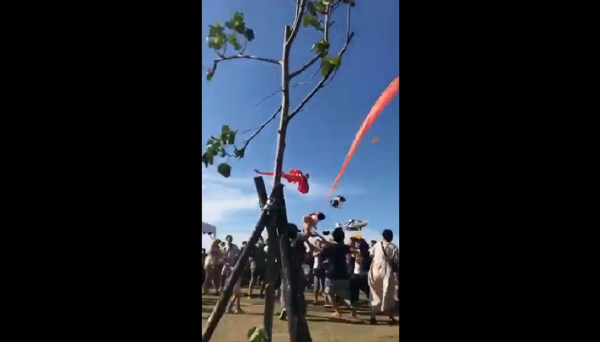 VIDEO: Niña de tres años vuela sobre una multitud aferrada a una cometa en Taiwán 1 cometa 1