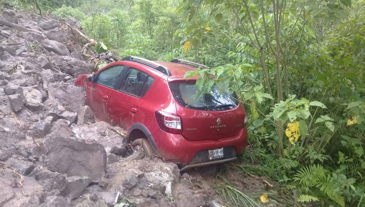 FOTOS: Derrumbes, casas inundadas y pueblos incomunicados, dejan lluvias en la Sierra Norte 1 derrumbes