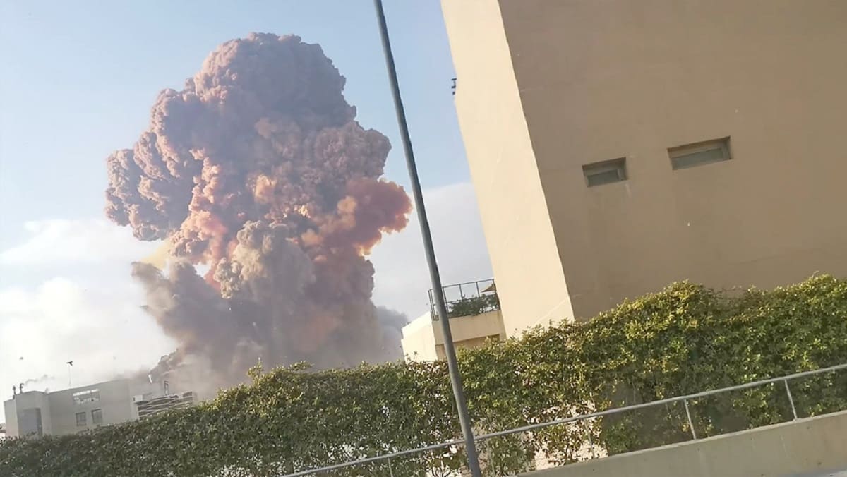 VIDEOS: Así se vio la explosión en Beirut que dejó decenas de muertos y heridos 1 explosion 1