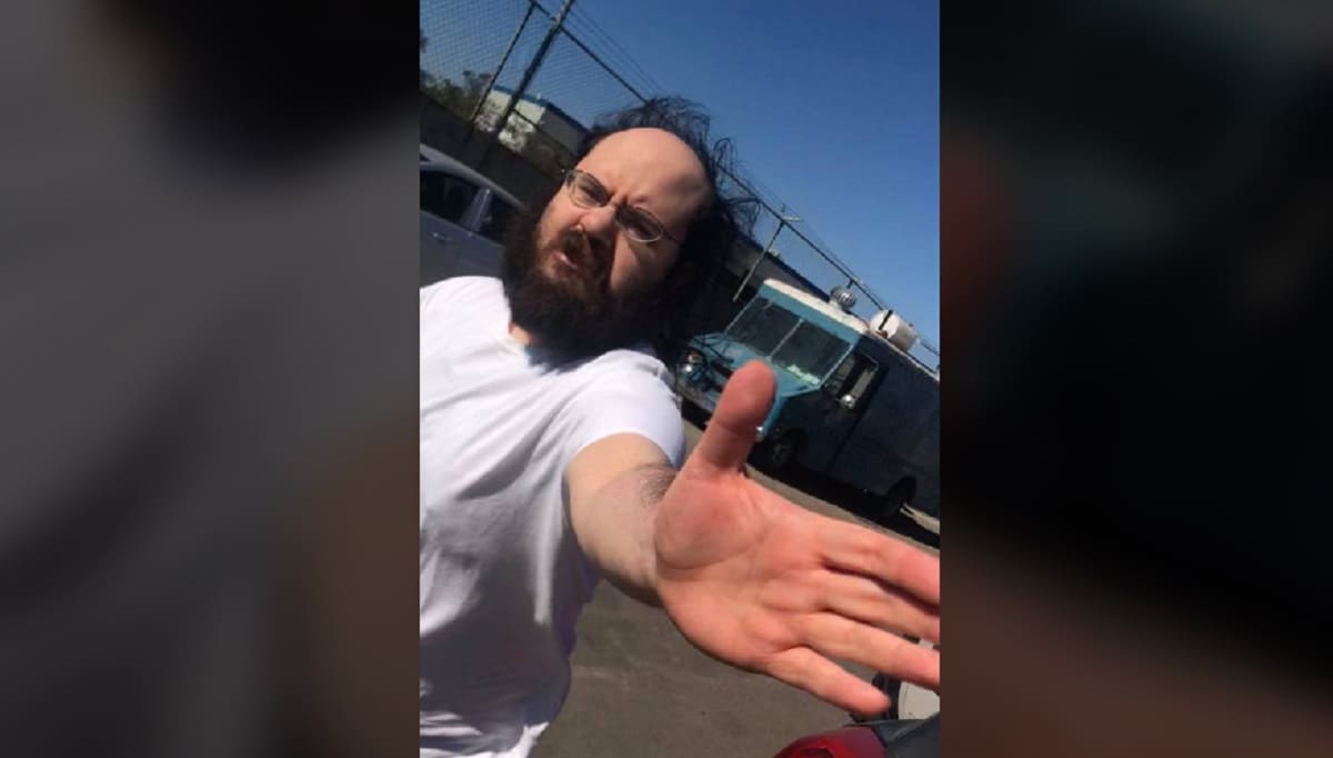 VIDEO: "No sabes con quién te metiste": sujeto agrede a una joven por estacionarse en la calle en Tijuana 1 loco 1