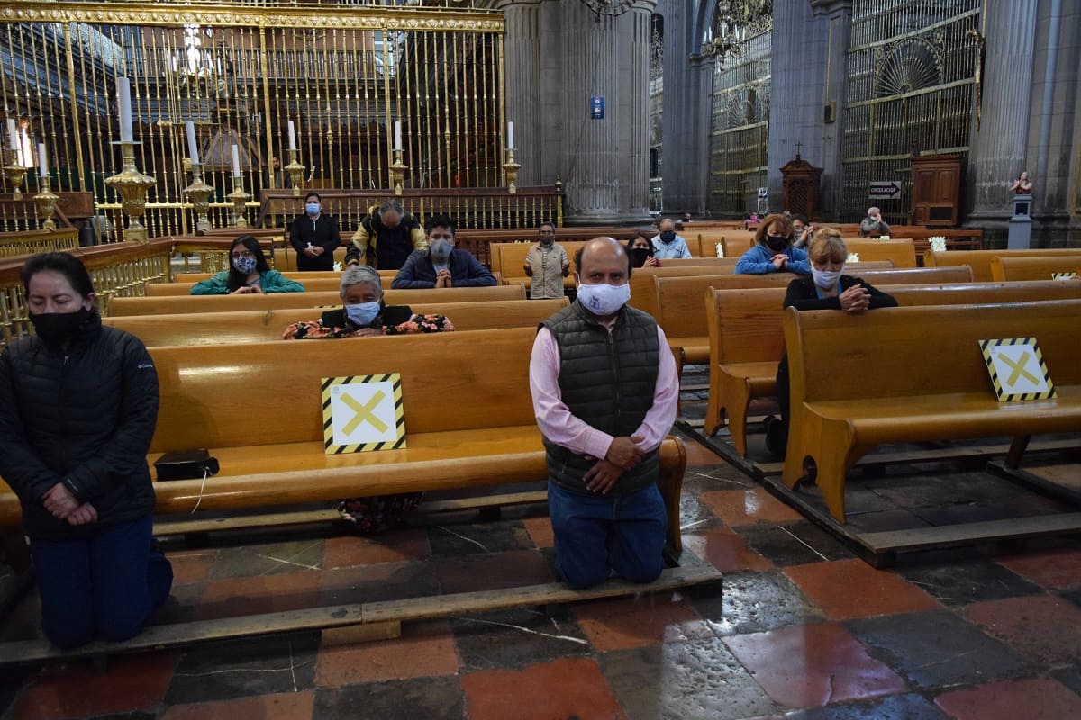 Reabren las iglesias de Puebla; llegan 20 poblanos a la primera misa de La Catedral 13 misa4 1