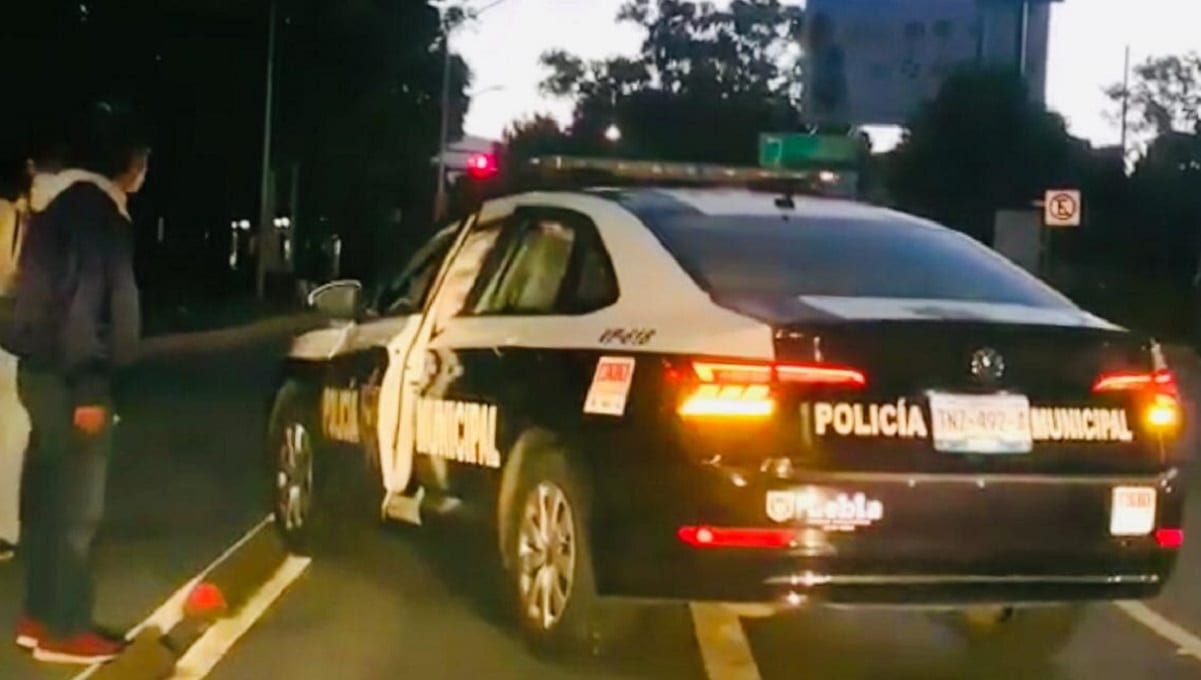 Choque entre una patrulla y un auto deja tres lesionados en Puebla 1 patrulaa
